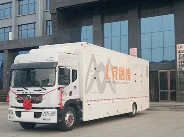 東風D9衛(wèi)星通訊指揮車圖片1